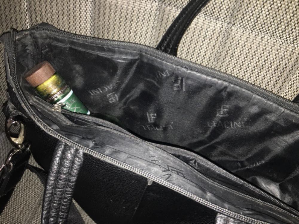 В Новодвинске изловили вора стащившего в магазине алкоголь и сигареты С заявлением во полицию обратились работники магазина расположенного на улице Добровольского в Новодвинске При просмотре камер видеонаблюдения было установлено что неизвестный мужчина похитил из торгового помещения несколько бутылок алкогольной продукции и сигареты По факту кражи было возбуждено уголовное дело В ходе работы сотрудниками следственно оперативной группы был найден подозреваемый местный безработный рецидивист 2007 года рождения В отношении вора была избрана мера пресечения в виде подписки о невыезде и надлежащем поведении В настоящее время он проверяется на причастность к совершению других аналогичных преступлений Расследование продолжается В адрес руководителей торгового предприятия направлено представление об устранении причин и условий способствующих совершению преступления сообщает пресс служба областного УМВД