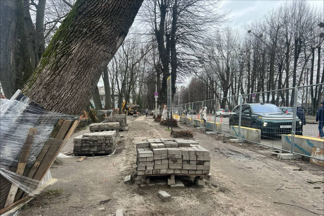 Подрядчик приступает к благоустройству Каштанового парка в Калининграде.  В районе зелёной зоны демонтировали часть брусчатки и тротуарной плитки. На участке извлекают каменные вазоны с помощью тяжёлой техники. Рабочие также огородили деревья за башней Врангеля защитными досками. К работам по инженерным сетям приступят в 2025-м.  Первый этап благоустройства выполнит ООО «Техстрой Проект» за 24 миллиона рублей. Проект предусматривает создание пешеходных путей из клинкерной плитки и гранитной брусчатки, велодорожки из цветного асфальтобетона, высадку зелёных насаждений и газонов. Работы нужно закончить в августе 2025 года.