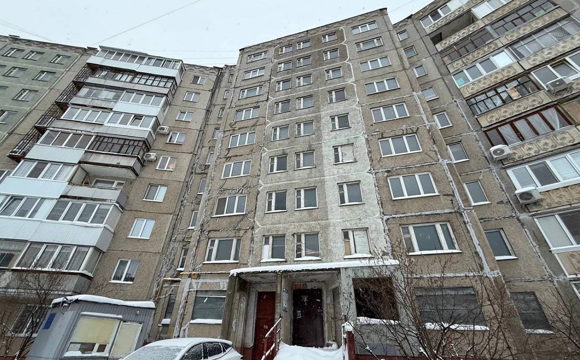 В Уфе снесут аварийный подъезд многоэтажки на улице Маршала Жукова В Уфе снесут аварийный подъезд многоквартирного дома 5 1 по улице Маршала Жукова сообщил глава Октябрьского района города Антон Тарасов По его словам средства на демонтаж четвертой секции дома пятого подъезда выделили из городской казны сумма не раскрывается Секцию демонтируют из за аварийного состояния стен и перекрытия и возможного внепланового обрушения Ранее жильцов подъезда расселили По словам Тарасова в 2025 году власти района провели техническую и документальную подготовку для демонтажа секции Сейчас подрядчик начал устанавливать ограждения по периметру подъезда РБК Уфа в Telegram РБК Уфа в MAX