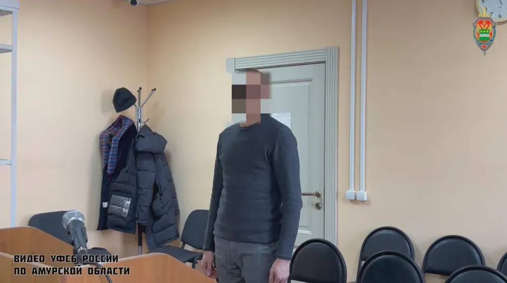 Приговор за денежные переводы вынесли в Приамурье Деньги для экстремистов поступили на счет расположенный в США Благовещенский районный суд рассмотрел уголовное дело ранее не судимого жителя села Чигири финансировавшего экстремистскую организацию Установлено что мужчина являясь сторонником НО ФБК и разделяя ее основные идеи знал что организация признана экстремистской и ликвидирована И тем не менее он решил ее поддержать В августе 2021 года мужчине на электронную почту пришло уведомление от представителей организации просивших оказать в их адрес финансовую помощь В письме прилагалась ссылка на сайт где подсудимый ввел реквизиты своей карты и подключил ежемесячное списание по 1 тысяче рублей От мужчины поступило четыре перевода на банковский счет принадлежащий ФБК и расположенный в США Действия мужчины были признаны как финансирование экстремистской деятельности то есть предоставление средств заведомо предназначенных для обеспечения деятельности экстремистской организации Эти средства представляют угрозу основам конституционного строя и безопасности России Суд признал мужчину виновным в совершении преступления и с учетом смягчающих обстоятельств приговорил его к штрафу в 350 тысяч рублей сообщили в пресс службе судов Амурской области ФБК организация признанная экстремистской и ликвидирована по решению суда Скриншот и видео управления ФСБ России по Амурской области ТЕЛЕПОРТ РФ здесь все об Амурской области  Мы в МАХ  Написать нам
