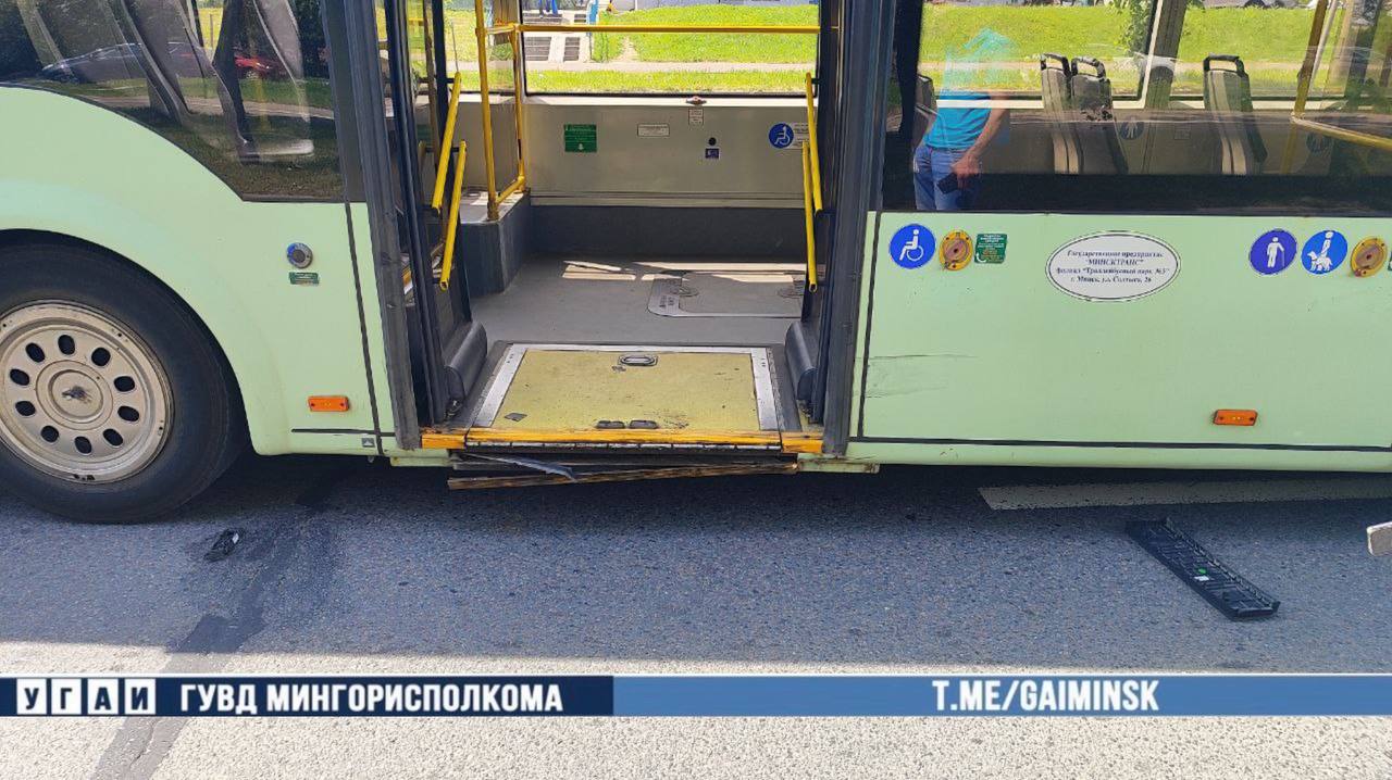 В Минске случилось ДТП с участием троллейбуса. Сегодня днем 36-летняя водитель Belgee, выезжая с дворовой территории на ул. Гурского, не предоставила преимущество троллейбусу, двигавшемуся по главной дороге, и совершила столкновение с ним. В результате ДТП транспортные средства получили механические повреждения. Фото: ГАИ «Минск-Новости» MINSKNEWS.BY Telegram Viber FB VK Inst TikTok YouTube