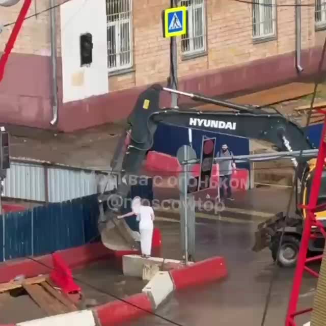 Экскаваторщик помог девушке преодолеть лужу в Москве после ливня