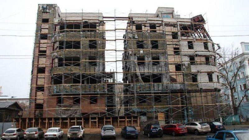 ТОЛК новости Барнаула Алтайского края и Республики Алтай Участок на улице Партизанской 60 на котором ранее располагался так называемый барнаульский разлом готовят под застройку Группа компаний Мой Дом выкупила участок и готовит проект многоквартирного дома Архитектурное решение вынесут на градостроительный совет в 2026 году рассказал Толку собственник Павел Князев Уже решено что новостройка будет клубного типа а ее фасады подстроятся под стиль соседнего дома памятника советского периода Предполагается что это будет семиэтажка с подземным паркингом Также планирует освободить от ветхого фонда соседние территории на улице Партизанской где сейчас размещаются расселенные деревянные дома Напомним ранее здесь стояло здание которое поссорившиеся инвесторы распилили пополам В 2016 году его снесли за счет мэрии а участок подробнее на канале ТОЛК новости Барнаула Алтайского края и Республики Алтай