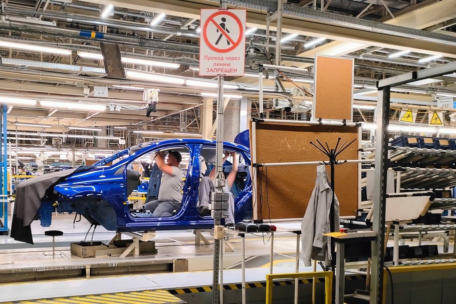 АвтоВАЗ вернется к 5 дневной рабочей неделе прошло подписание приказа Президент АвтоВАЗа Максим Соколов подписал приказ о возвращении 5 дневной рабочей недели с 1 января 2026 года Возвращение к пятидневному графику в компании объяснили высоким производственным планом на 2026 год АвтоВАЗ перешел на сокращенную рабочую неделю четырехдневка с конца сентября 2025 года Компания не проводит плановых сокращений и по прежнему принимает на работу новые кадры В 2025 году в течение которого АвтоВАЗу пришлось снижать план выпуска Lada с изначальных 500 тысяч штук до уровня 300 тысяч плюс минус 10 компания рассчитывает продать на российском рынке 350 тысяч автомобилей Фото Юрий Зубко РГ