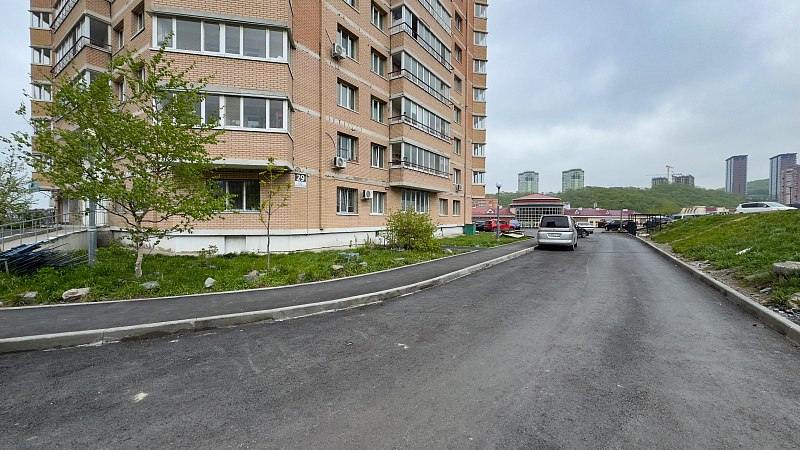 Во Владивостоке ремонтируют дворы и городские территории. По программе «Благоустройство дальневосточных дворов» сделают 18 дворов. Свежий асфальт уже уложен на Анны Щетининой, 29, а сейчас работы кипят на Анны Щетининой, 19, 27 и 37. Скверы преображаются по федеральному проекту «Формирование комфортной городской среды». Работы ведутся на Борисенко, 102, около Некрасовской, 96-98 и в сквере имени Кутузова. В рамках конкурса «Твой проект» благоустроят территории трех школ. Так, в школе № 17 уже построена воркаут-площадка, а в школе № 26 заасфальтирована территория. В школе № 18 на 95 % готова спортивная площадка. Ещё одной возможностью отремонтировать свой двор является краевой конкурс грантов для ТОСов. В этом году заявки поступили от 91 ТОСа Владивостока, сейчас проходит их оценка. Все работы будут выполнены до конца этого года. #Благоустройство