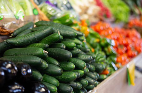 Огурцы в России стали стоить дороже мяса Росстат сообщил о рекордном росте цен на огурцы в январе за месяц они подорожали на 28 5 а за неделю с 13 по 19 января на 6 Стоимость килограмма короткоплодных огурцов превысила 500 рублей корнишонов 900 рублей Для сравнения средняя цена свинины составляет 377 рублей за кг курицы 220 рублей Эксперты объясняют такой рост сезонными и рыночными факторами Огурцы дорожают ежегодно в зимний период для того чтобы получать урожай необходимы достаточно сложные теплицы с системой досвечивания которая делает выращивание дорогим Ирина Козий гендиректор информационного агентства Fruitnews В этом году ситуация усугубилась из за разницы в структуре предложения томаты активно импортируются из Азербайджана и Турции что сдерживает их цену а огурцы представлены практически исключительно местной более дорогой тепличной продукцией Импорт огурцов в последнее время существенно сократился и составляет менее 5 10 рынка тогда как ранее они традиционно поставлялись из Ирана В столичных сетевых магазинах самый дешёвый килограмм помидоров можно найти за 190 рублей огурцов за 280 рублей Подписывайтесь на BFM И в MAX