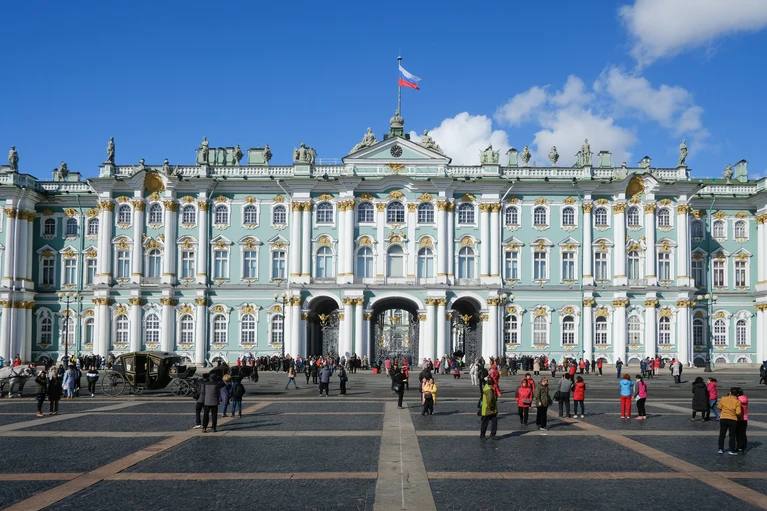 На День учителя вход в Эрмитаж будет бесплатным В Международный день учителя 5 октября жители и гости Петербурга смогут бесплатно посетить все экспозиционные комплексы Государственного Эрмитажа Билеты можно будет получить как на сайте музея так и по живой очереди 5 октября Артём Килькин Подпишись на Комсомольскую правду СПб отдай свой буст нам