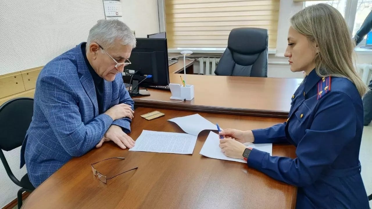 В Красноярске против советника мэра Логинова завели уголовное дело.  Советник Артур Арутюнян подозревается в организации и руководстве совершения превышения должностных полномочий.  Как сообщили в СК, в сентябре 2023 года проводились торги по продаже  помещений на улице Технологической. На торги заявились ООО «УСК „Сибиряк“ и АО „Асфальтобетонный завод“.  Завод выиграл торги, заключил договор с «МУК Красноярская» и все оплатил. Однако в конце ноября-декабре 2023 года Арутюнян дал незаконное указание руководителю департамента горхозяйства, чтобы объекты не передали, а договоры расторгли.  В декабре 2023 года руководитель департамента горхозяйства и исполняющий обязанности директора «МУК Красноярская», превышая свои должностные полномочия, подписали и направили в «АБЗ» уведомления о расторжении договоров. Впоследствии договоры были расторгнуты.  Арутюняна задержали, решается вопрос об избрании ему меры пресечения в виде заключения под стражу. Против него возбудили дело об организации и руководстве совершения превышения должностных полномочий, группой лиц по предварительному сговору, из иной личной заинтересованности.  В рамках расследования будет дана уголовно-правовая оценка соучастникам преступления, сообщили в СК.