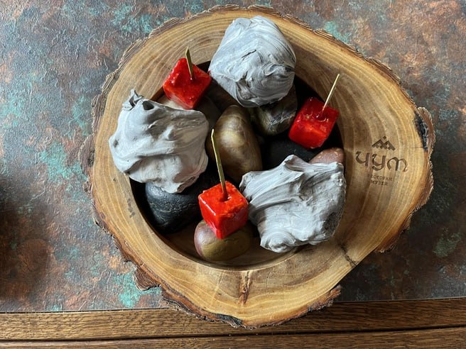 Сразу несколько тюменских заведений попали в финал престижной премии Russian Hospitality Awards По условиям этого конкурса заведения сами подают заявку Но дальше эксперты уже оценивают их на самых разных уровнях от концепции и уникальности меню до обслуживания тайных гостей И вот кто вырвался в финал Лучший загородный ресторан ресторан Дача Лучший коктейльный бар заведение Д Иванович Лучший шеф повар ресторан Чум Лучший проект легенда ресторан Чум Лучший рыбный ресторан ресторан Посейдон А вы согласны с этими номинантами Кого бы вы выдвинули и почему