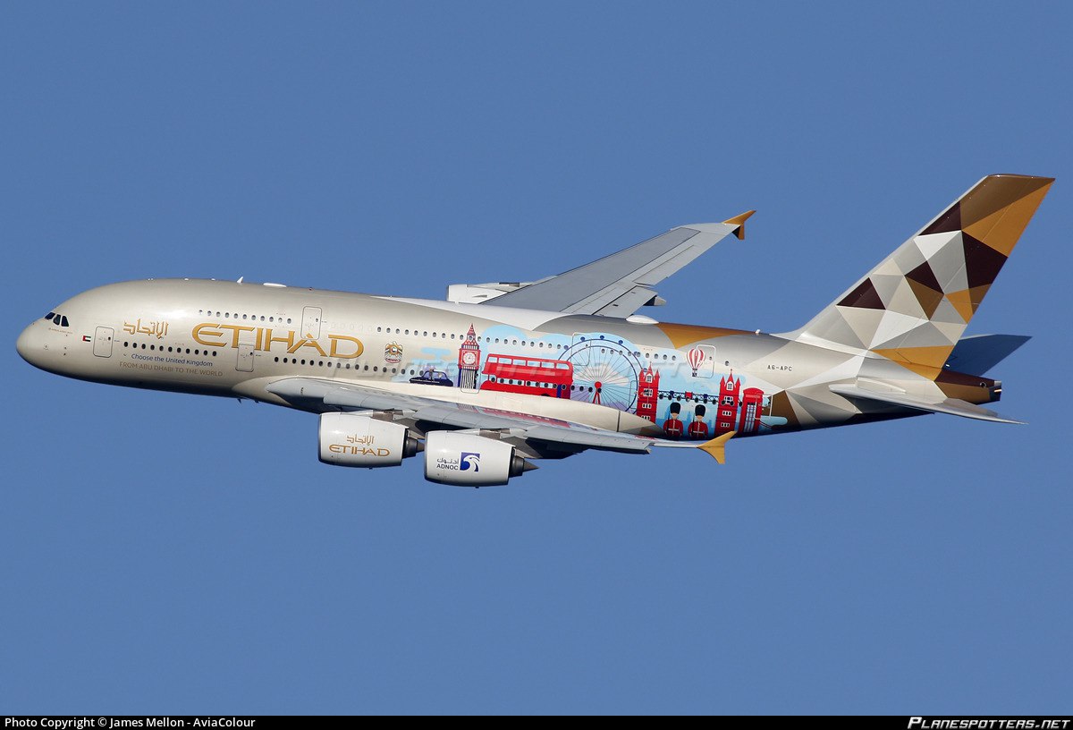 Etihad вернет в эксплуатацию два оставшихся Airbus A380 Сейчас эмиратская авиакомпания летает на семи Super Jumbo еще пара на хранении Эти ВС возобновят полеты один 15 июня 2026 года второй 1 января 2027 го 10 й самолет типа разобран на запчасти его восстанавливать не будут Решение принято в условиях продолжающегося дефицита самолетов на международном рынке IATA отмечала негативные тенденции К концу 2024 года портфель совокупное число невыполненных заказов всех авиапроизводителей включая Boeing и Airbus Embraer COMAC и других превысил 17 тыс самолетов что стало историческим максимумом При нынешних темпах поставок его выполнение заняло бы 14 лет вдвое больше чем средний портфель заказов за период 2013 2019 гг Поставки резко упали с пика в 1 8 тыс самолетов в 2018 году из которых 1 6 тыс пришлось на Boeing и Airbus до около 1 1 тыс совокупно у Boeing и Airbus в 2024 м Средний возраст мирового флота достиг рекордных 14 8 лет это значительный рост по сравнению со средним показателем 13 6 лет за период 1990 2024 гг Проблемы с цепочками поставок разочаровывают каждую авиакомпанию нанося тройной удар по доходам затратам и экологическим показателям Коэффициенты загрузки находятся на рекордных уровнях нет сомнений что если бы было больше самолетов они могли бы прибыльно использоваться т е страдают доходы Арендные ставки значительно выросли т к конкуренция между авиакомпаниями усилила борьбу за любые возможные способы расширить мощности Для узкофюзеляжных ВС рост составил 20 30 по сравнению с 2019 годом Поэтому авиакомпаниям приходится пересматривать стратегии обновления флота и удлинять срок эксплуатации имеющихся ВС Выпуск Airbus A380 и Boeing 747 завершился еще в 2021 2022 гг Широкофюзеляжные четырехдвигательные самолеты проиграли в конкурентной борьбе более экономичным двухдвигательным 777 и 787 Dreamliner A330 и A350 поэтому их производство было решено прекратить Но оставшиеся самолеты типов еще полетают A380 до середины 30 х гг как утверждал президент Emirates и большой поклонник лайнера Тим Кларк Сейчас Boeing и Airbus задерживают выпуск новых самолетов Для авиакомпаний это большой минус т к тормозится расширение их деятельности Но гигантам Jumbo и Super Jumbo только в плюс дефицит новинок продлевает летный век большего числа самолетов этих типов В России нехватка самолетов тоже удлинила жизнь 747 Если помните Россия приостанавливала их полеты и хотела окончательно вывести из эксплуатации Королеву небес до конца 2024 года планируя пополнять флот Суперджетами и МС 21 Вместо этого с середины 2023 го 747 е возобновили работу   Пристегните ремни