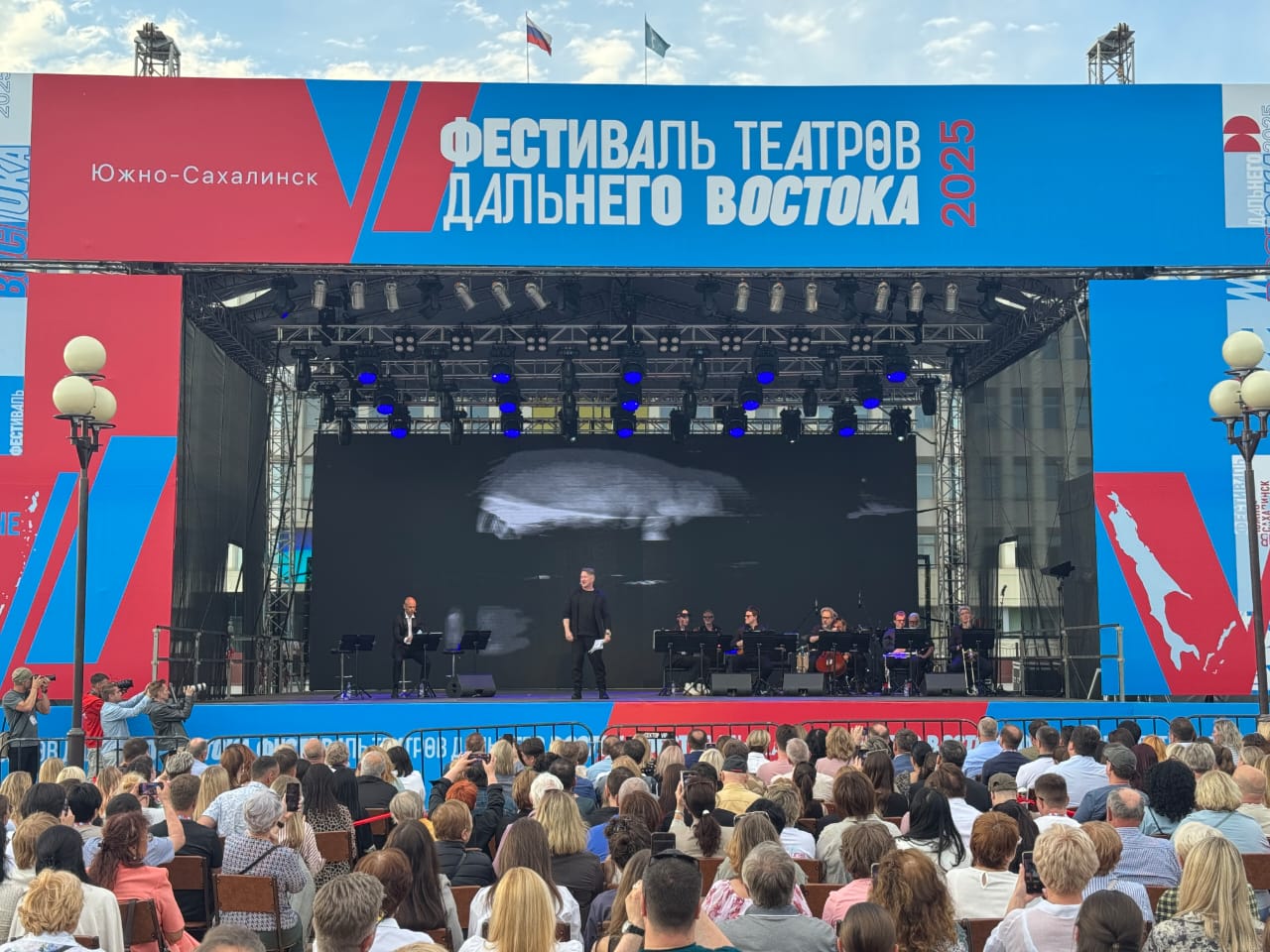 VI Фестиваль театров Дальнего Востока стартовал в Южно-Сахалинске С 23 июня по 5 июля жители и гости островного региона увидят не только 10 лучших спектаклей театров ДФО, но и постановки крупных российских театров. Главным событием праздничной программы стал показ музыкального спектакля «Гамлет Story» с участием знаменитых актеров Сергея Чонишвили, Алексея Кравченко и Сергея Шнырева. Участники фестиваля смогут посетить лекции от ведущих театральных критиков, известных театроведов, руководителей театров и признанных мастеров сцены, поучаствовать в мастер-классах и в режиссерской лаборатории, посвященной редко инсценированным произведениям А.П. Чехова. Расписание и билеты — здесь. #Местное Прислать новость Буст