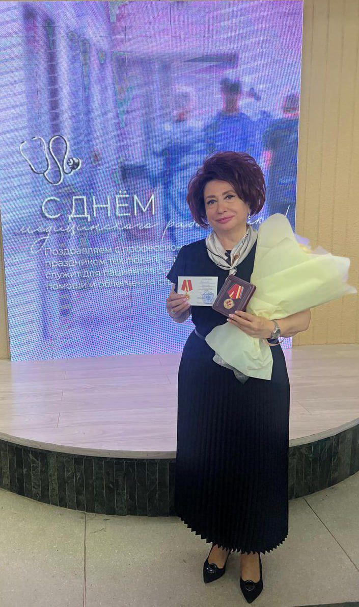 Главный врач Минераловодской райбольницы Ирина Ершова получила высшую награду Минздрава СК За высокопрофессиональную деятельность и организацию лечебно-профилактической работы, эффективное внедрение в практику современных достижений медицины для сохранения и укрепления здоровья граждан, главный врач ГБУЗ СК “Минераловодская районная больница” Ирина Ершова награждена медалью «За заслуги в здравоохранении в Ставропольском крае»! «Это был очень волнующий и торжественный момент. В такие минуты понимаешь, что бессонные ночи и годы тяжелой и ответственной работы - как это нужно,важно и значимо!– прокомментировала Ирина Игоревна. - Выражаю огромную благодарность министру здравоохранения Юрию Витальевичу Литвинову за столь высокую оценку моего труда». Ирина Ершова отметила,что награда не только её заслуга, но и всего коллектива Минераловодской районной больницы и единомышленников. По материалам тг-канала Минераоводской РБ