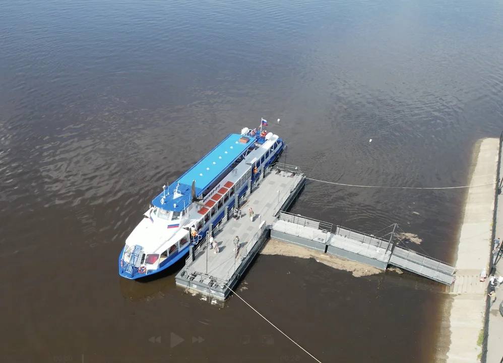 Пермская судоверфь спустила на воду причал для Краснокамска ООО «Пермская судоверфь» спустила на воду по слипу причал для Краснокамска, сообщает пресс-служба правительства Прикамья. По данным предприятиям конструкция причала универсальная, это позволяет использовать его для посадки и высадки пассажиров с любых типов судов – маломерных, прогулочных и круизных пассажирских. Как отметил губернатор Прикамья Дмитрий Махонин, это уже четвертый такой причал в регионе. Ранее конструкции появились на набережных Перми I, Закамска и АЭМ «Хохловка». Причал длиной 24 метра уже прошел испытания и готов к работе. С 16 июня он будет принимать новый речной маршрут Пермь-I — Закамск — Краснокамск. Судно будет курсировать по рабочим дням — с понедельника по четверг.