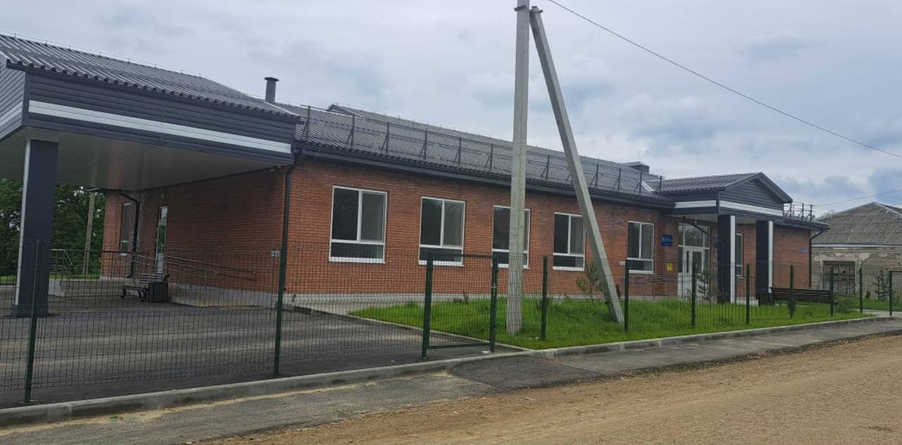 В станице Прочноокопской Новокубанского района открыли новый офис врача общей практики.   Жители смогут проходить диспансеризацию, сдавать анализы и получать медпомощь.  В медучреждениях устанавливают высокотехнологичное оборудование, решают кадровый вопрос, участвуют в федеральных программах и нацпроектах, а также разрабатывают меры поддержки медработников, сообщил Вениамин Кондратьев.  За 10 лет в крае построили более 150 офисов ВОП и 90 фельдшерско-акушерских пунктов.  Кубанские Новости