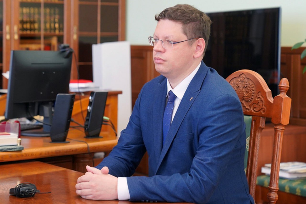 Задержан зампред правительства Ивановской области О задержании Антона Арсеньева сообщают тг канал Baza и РЕН ТВ Предварительно чиновника задержали по подозрению во взятках Арсеньев вступил в должность зампреда правительства в апреле 2025 года Он курирует здравоохранение региона