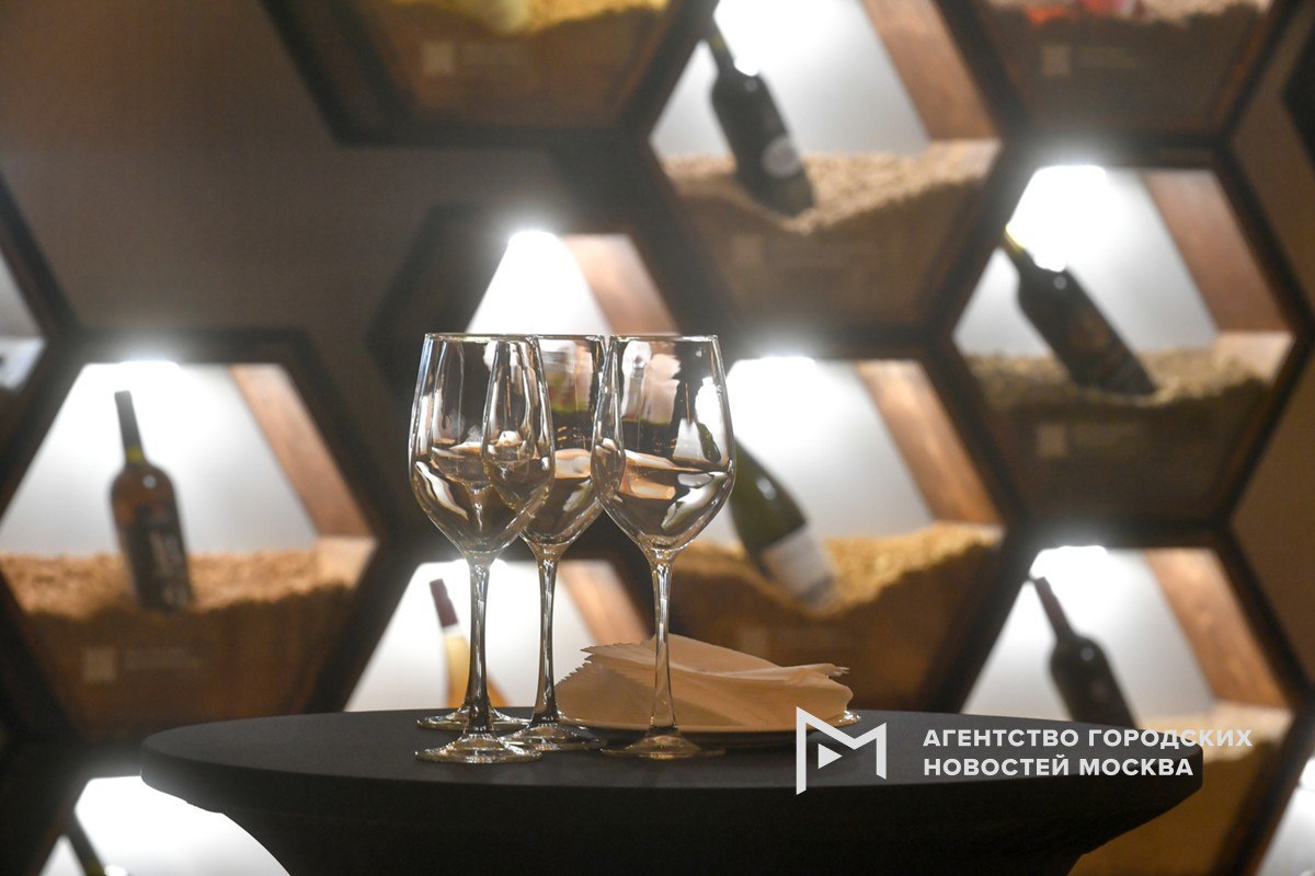 1  2  3  4   Продажи безалкогольного вина в России выросли на 60 с начала года рассказали Агентству Москва представители сферы общественного питания Ассортимент безалкогольного пива вырос на 40 к аналогичному периоду 2024 года продажи выросли тоже на 40 При этом доля продаж безалкогольного вина внутри категории составляет всего 1 объема продаж а пива не более 7 Президент Федерации рестораторов и отельеров России Игорь Бухаров в свою очередь пояснил что рост популярности таких напитков может объясняться и подорожанием алкоголя в целом Подпишись на Агентство Москва Мы в МАХ