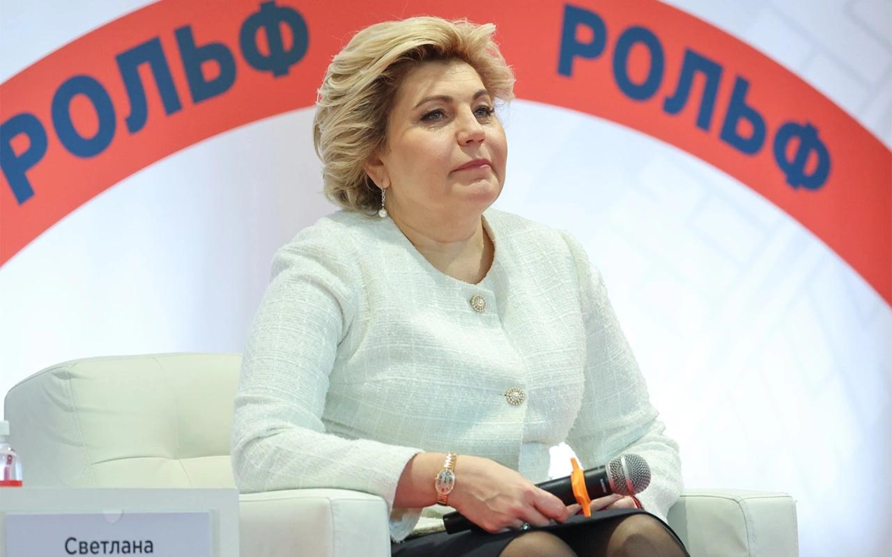 Глава Рольфа высказалась про новый утильсбор Позиция небанальная Серьезных изменений стоимости популярных в России кроссоверов после введения новой методики расчета утильсбора не ожидается посчитала генеральный директор автохолдинга Рольф Светлана Виноградова По ее словам речь идет прежде всего о моделях Haval Jolion Chery Tiggo 7 и Geely Monjaro а также автомобилях популярных для параллельного импорта в России Доля автомобилей в структуре продаж Рольфа где повышение цены может превысить 5 составляет 13 8 И речь идет преимущественно о премиальном сегменте сказала она Она добавила что в частности стоимость Geely Monjaro производство которого не локализовано в России не вырастет более чем на 175 тыс руб что составляет всего 5 6 от стоимости машины Значительные изменения по словам Виноградовой ожидаются только в сегменте гибридов и электромобилей Однако на данный момент их доля не превышает 4 от общего рынка России соответственно колебания данного сегмента не окажут значительного влияния на весь рынок считает гендиректор Рольфа