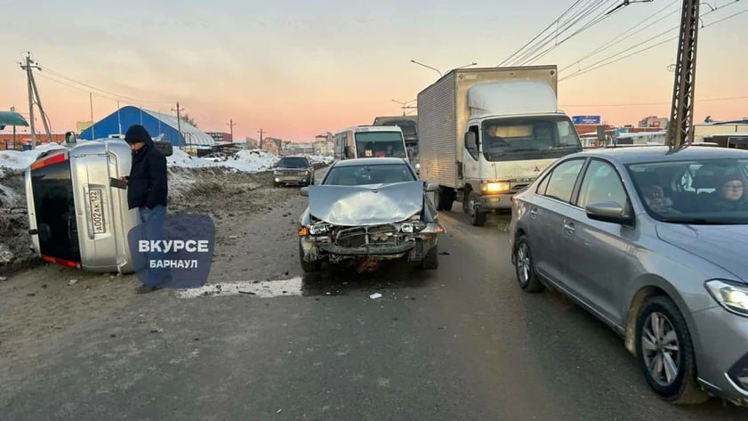 Неизвестный водитель скрылся с места жесткого ДТП с перевертышем в Барнауле  В Барнауле на улице Попова произошло ДТП с участием двух автомобилей, рассказали в Telegram-канале "В курсе 22".  37-летний водитель Honda CR-V столкнулся с неустановленным автомобилем, после чего врезался в препятствие и опрокинулся.  Виновник аварии скрылся с места происшествия. В результате ДТП никто не пострадал.  "Граждан, располагающих какой-либо информацией по данному происшествию, просьба сообщить по телефону: 391-090, 393-605, либо обратиться: город Барнаул, улица 10-я Западная, 5", — призвали в ГАИ.  Фото: "В курсе 22"