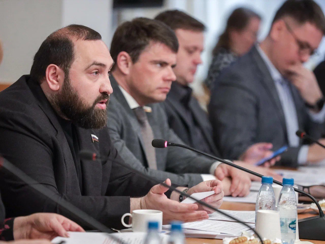 Состав сигарет станет известен потребителям Минздрав России предлагает запретить скрывать вредные вещества, которые могут наносить вред здоровью и вызывать никотиновую зависимость, в табачных изделиях как коммерческую тайну. «Напомню, не так давно поднял этот вопрос на комитете по охране здоровья Государственной Думы. Мою позицию поддержал Министр Михаил Альбертович Мурашко. Выступаю за обязательное раскрытие состава сигарет. Уверен, что публичное прояснение составляющих того, что мы называем «сигарета» станет лучше антитабачной рекламой. Наши граждане быстро сделают вывод и, уверен, массово начнут отказываться от курения сигарет!»,– заявил депутат Государственной Думы Султан Хамзаев.