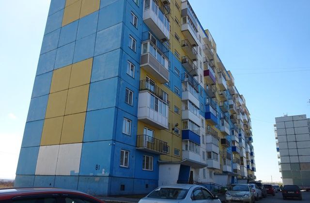 Государственная жилищная инспекция Кузбасса за неделю провела 14 проверок управляющих компаний в городе Белово. По итогам первой половины 2025 года ООО «БеловоСтройГарант», ООО «Жилсервис» и ООО «Зодчий» улучшили свои позиции в рейтинге качества оказания услуг. В то же время ряд компаний не смог достичь высоких показателей. Так, в адрес ГЖИ Кузбасса: на ООО «Вектор» поступило 19 обращений, при контрольно-надзорных мероприятиях выявлено 5 нарушений; на ООО «УК Беловское жилищное управление» — 15 обращений, выявлено 28 нарушений; на ООО «Эверест» — 14 обращений и 24 нарушения. Общий рейтинг управляющих компаний Кузбасса за первое полугодие 2025 года будет опубликован во второй половине августа. Рейтинг за 2024 год доступен на сайте ГЖИ Кузбасса. Отмечу, что собственники жилья могут в любое время сменить управляющую компанию, если услуги оказываются некачественно. Для этого на общем собрании более 50% от всех собственников помещений в многоквартирном доме должны проголосовать за замену, а потом выбрать новую управляющую компанию. Подробнее о способах управления многоквартирными домами можно узнать на сайте ГЖИ Кузбасса. Если прежняя управляющая компания не выполняла обязательства, собственники могут наделить новую компанию правом взыскивать средства на приведение общего имущества в надлежащее состояние, включая обращение в суд. Порядок проведения общего собрания описан в статьях 44–48 Жилищного кодекса РФ, а правила оформления протокола — в приказе Минстроя РФ № 44/пр от 28.01.2019. Обращаю ваше внимание, что с 1 сентября 2025 года вступают в силу новые правила оформления документации общих собраний собственников, сокращается количество обязательных приложений к протоколу и детализируется процедура проведения собрания через ГИС ЖКХ. Теперь при заключении договора с новой управляющей компанией рекомендуется установить периодичность составления актов выполненных работ, определить лиц, которые могут их подписывать, закрепить форму отчёта по исполнению договора управления.