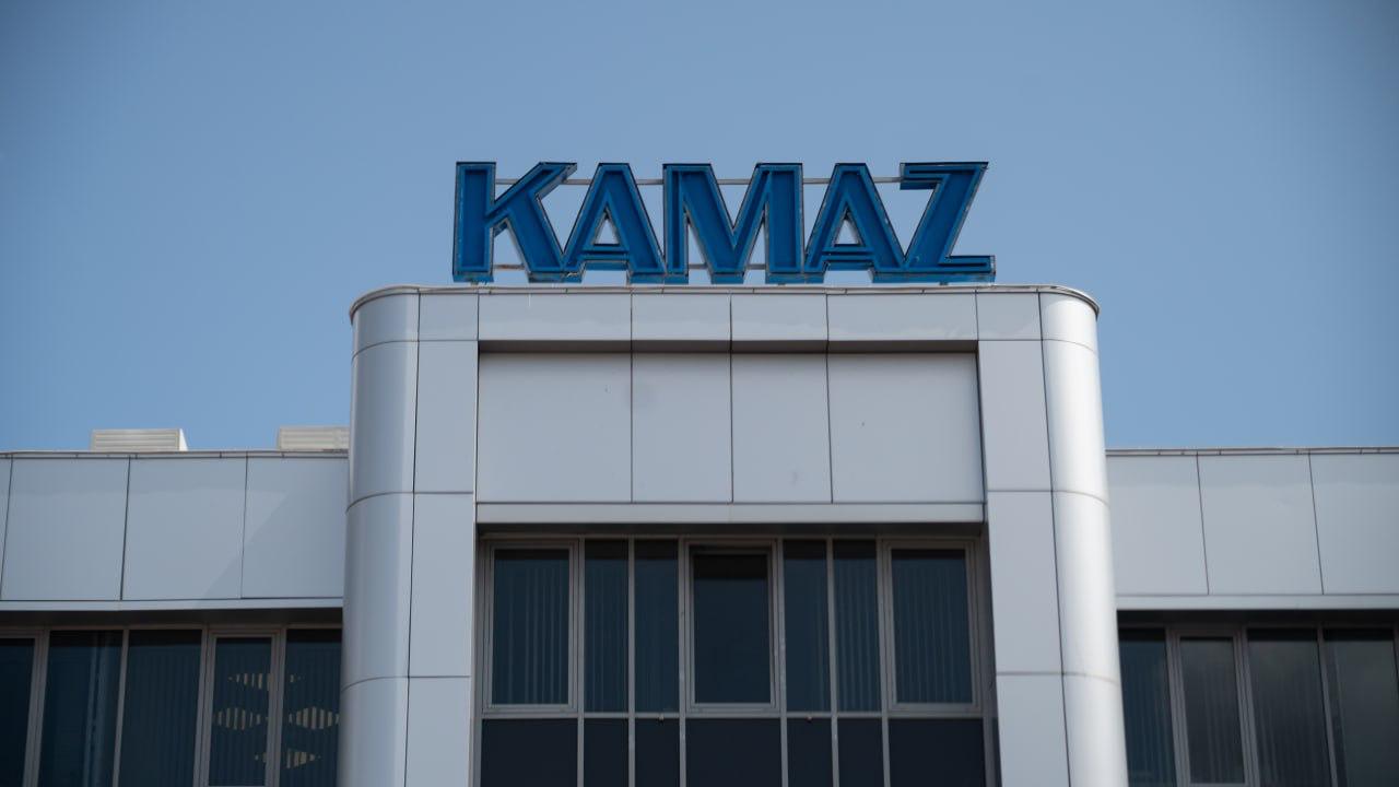 «КамАЗ» поставит для строительства ВСМ спецтехнику на 3,7 млрд руб. ПАО «КамАЗ» поставит ГК «Нацпроектстрой» более 400 единиц спецтехники на сумму свыше 3,7 млрд руб. для строительства первой в РФ Высокоскоростной железнодорожной магистрали ВСМ «Москва – Санкт-Петербург». «Нацпроектстрой» получит оборудование до конца 2025 г. «КамАЗ» поставит 149 отечественных самосвалов, больше 50 бетоносмесителей, а также топливозаправщики, седельные тягачи, поливомоечные машины и вахтовые автобусы. : ПАО «КамАЗ» Подпишитесь на «Ведомости Северо-Запад»