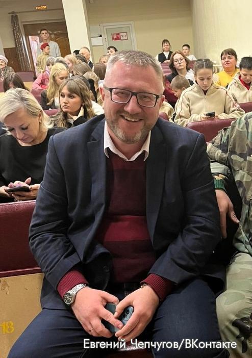 В городе Свердловской области после трех срывов кворума выбрали нового главу В городе Реж Свердловской области депутаты с четвертой попытки избрали главой города им стал Евгений Чепчугов который последние месяцы исполнял обязанности руководителя Его поддержали 16 из 17 присутствовавших депутатов один воздержался Должность главы оказалась пустой еще в марте когда прежний мэр Иван Карташов руководивший городом с 2019 года перешел на работу в правительство области Но три попытки назначить нового руководителя подряд срывались депутаты не обеспечивали кворум На пост мэра претендовали два кандидата Чепчугов и директорка школы 27 в селе Арамашка Ирина Гаренских После первой неудачи и о губернатора Денис Паслер назначил Чепчугова временно исполняющим обязанности главы Он тогда уверял что не считает Реж проблемной точкой Но политический конфликт в городе не секрет как пишут Выборы в деталях в гордуме сталкиваются интересы двух финансовых групп Примерно половину депутатов контролирует Сафьяновская медь дочерняя структура металлургического холдинга УГМК другую предприятие Реж хлеб местного предпринимателя Андрея Потапенко Реж хлеб поддерживал кандидатуру Гаренских тогда как региональная власть и часть депутатов лоббировали Чепчугова Теперь после четырех попыток вопрос решен Чепчугов в ближайшее время официально вступит в должность Свердловскаяобласть