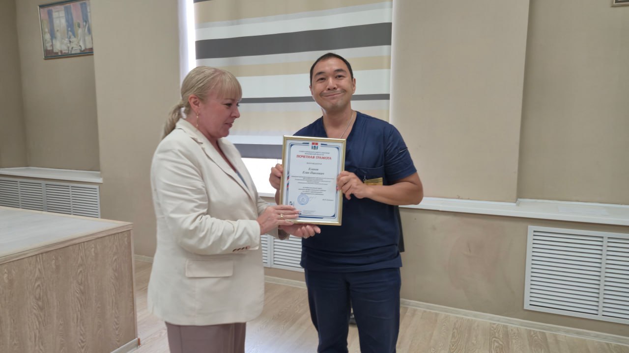 Медицинские работники Мытищинской больницы удостоены  наград  Подведение итогов работы Мытищинской больницы за I полугодие 2025 года сопровождалось вручением наград сотрудникам, показавшим высокие результаты работы и профессионализм.   Заведующей отделением медицинской профилактики поликлиники № 5 Ирине Горячевой была вручена благодарность Министра здравоохранения Российской Федерации за хороший и добросовестный труд.  За высокий профессионализм, достигнутые успехи в медицинском обслуживании населения Московской области врач-терапевт приемного отделения Мытищинской больницы Надежда Кунаева была награждена почетной грамотой Министерства здравоохранения Московской области.   Благодарностью Министерства здравоохранения Московской области была отмечен труд коллективов следующих подразделений Мытищинской больницы:  поликлиника № 5 – заведующая Марина Сычева детская поликлиника № 2 – заведующая Евгения Петухова гинекологическое отделение – заведующая Галина Ермоленко эндокринологическое отделение – заведующая Ирина Моногова урологическое отделение – заведующий Зелимхан Лечиев кабинет неотложной помощи и ортопедии – заведующий Александр Беликов   Почетной грамотой Совета депутатов городского округа Мытищи была награждена врач-кардиолог отделения неотложной кардиологии Ольга Зубкова за многолетний добросовестный труд в системе здравоохранения городского округа Мытищи.  Глава городского округа Мытищи отметила почетной грамотой добросовестный труд и высокий профессионализм заведующего отделением ультразвуковой и функциональной диагностики Егана Еганова и медицинской сестры АОПБ Дарьи Андроновой.  Акушерка женской консультации № 1 Марина Поздеева получила благодарность Главы городского округа Мытищи.  Поздравляем наших коллег и гордимся ими!    Мытищинская больница  – умы, которые лечат. Сердца, которым не все равно!