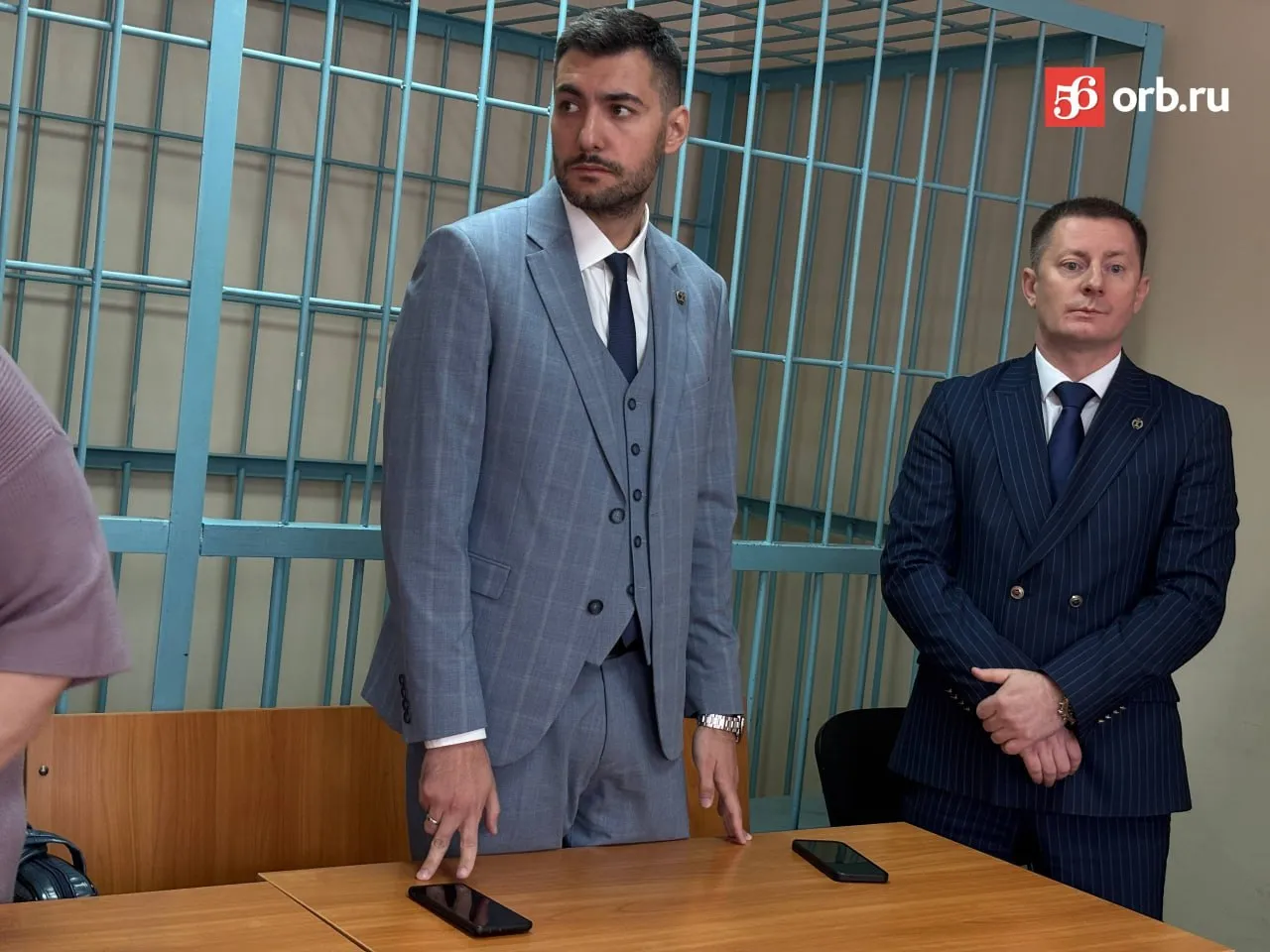 Виновные в крушении карусели в Оренпарке получили условные сроки Спустя три года после трагедии в которой пострадали 19 человек в Дзержинском районном суде вынесли приговор фигурантам этого дела Директору ООО Аттракцион Сервис Тимуру Шогенову присудили 3 года лишения свободы условно плюс штраф 300 тысяч рублей Гендиректор ООО Винтаж Сергей Таран получил 2 года 6 месяцев условно и штраф 250 тысяч Ну а главному инженеру компании Алексею Бороховскому присудили 2 года 3 месяца условно со штрафом 200 тысяч Подписывайтесь на нас в МАКС