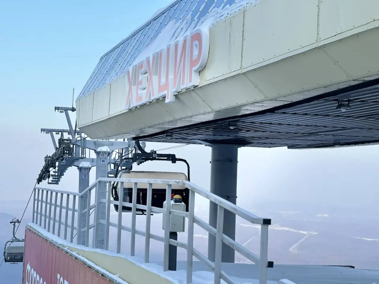 27 декабря начнётся горнолыжный сезон на склонах курорта Хехцир В эту субботу для гостей откроется первая трасса Самолетка Об этом сообщили в телеграм канале ГЛК Работа на склоне Полковник идёт полным ходом там продолжается искусственное оснежение Открытие тюбинговой трассы пока откладывается она остаётся недоступной В день открытия курорт будет работать с 13 00 до 20 00 Последний подъём на бугельном подъёмнике состоится за полчаса до закрытия Уточнить информацию можно у администратора по телефону 8 800 234 15 14   Подписывайтесь на телеканал Хабаровск в MAX