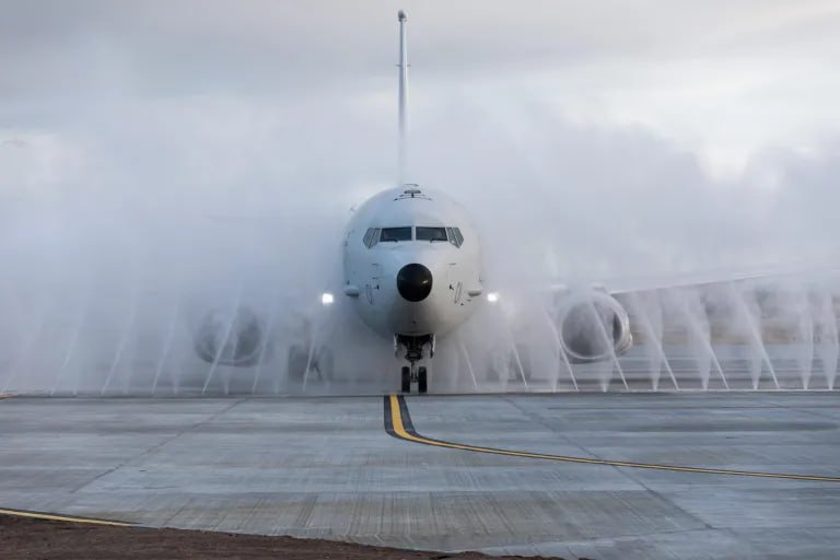 Boeing вернулся к прибыльности После семи лет хронических убытков корпорация Boeing вернулась к положительной рентабельности и зафиксировала прибыль в размере 2 24 млрд по итогам 2025 года Этому способствовали рекордные поставки 600 самолётов что в 1 7 раза превысило показатели 2024 года а в провальном 2020 году их было всего 157 Выручка при этом увеличилась более чем на треть с 66 5 до 89 5 млрд Такие данные приводятся в финансовом отчёте Boeing Ранее сообщалось что по итогам 2025 года Boeing снова обошёл Airbus по количеству новых заказов 1173 машины против 1000 у европейцев которые лидировали в рамках дуополии непрерывно с 2018 года Сейчас портфель заказов насчитывает более 6100 гражданских самолётов на сумму 567 млрд Наиболее успешным стал 4 квартал 2025 года тут выручка в сегменте гражданских самолётов у Boeing выросла в 2 4 раза объём поставок в 2 8 раза конечно за счёт низкой базы 2024 го но тем не менее Boeing 737 наконец то стали выпускать в количестве 42 штук в месяц против 38 в предыдущем квартале темпы сдерживались в том числе регулятором Также более ясную перспективу обрёл Boeing 737 10 наконец то разрешили завершить его сертификационные лётные испытания Кризис в Boeing начался в 2018 2019 годах когда было потеряно два борта 737 MAX Самолёты самого массового семейства прекратили полёты по всему миру авиакомпании стали отменять заказы Расследования шли одно за другим выявлялись новые и новые нарушения лишний раз наверное не стоит всё это пересказывать Компанию обложили штрафами и заставили выплатить компенсации пострадавшим Также в корпорации сменили высшее руководство и провели ряд реорганизаций www frequentflyers ru 2026 01 27 boeing profit frequentflyers