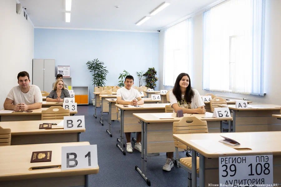 Власти: Калининградская область готова к проведению ГИА «Калининградская область готова к проведению государственной итоговой аттестации. В течение учебного года мы тренировали все этапы сдачи экзаменов как с выпускниками, так и с организаторами, техническими специалистами, медицинскими работниками и охранными службами. Ребятам осталось только показать все свои знания, которые они получили за годы учёбы», — сообщила министр образования региона Светлана Трусенёва. Основной период проведения ГИА-9 продлится с 21 мая по 2 июля. В нём примут участие более 12,5 тыс. выпускников девятых классов. Из них основной государственный экзамен ОГЭ напишут 12,2 тыс. участников, а государственный выпускной экзамен ГВЭ сдадут 438 человек. Государственная итоговая аттестация по программам среднего общего образования в формах ЕГЭ и ГВЭ состоится в основной период с 23 мая по 4 июля. В ГИА-11 примут участие 5,3 тыс. человек, из них 4,8 тыс. — выпускники текущего года, 520 — выпускники прошлых лет.