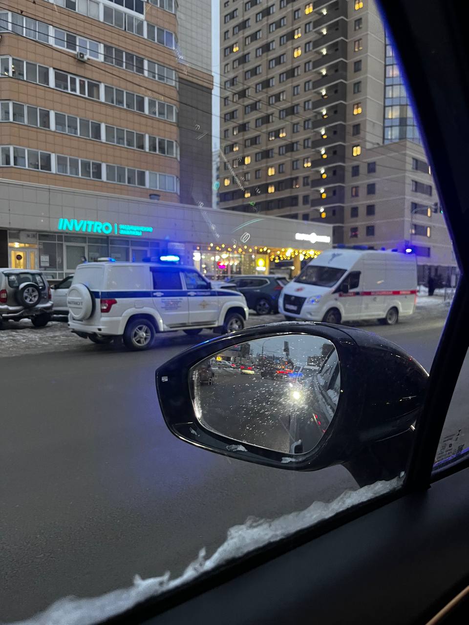 В Новосибирске бездомная женщина насмерть замерзла у ТЦ Трагедия случилась сегодня утром на Фрунзе 49 3 Она зашла в кафе от нее пахло алкоголем Женщина погрелась потом вышла И так несколько раз рассказали очевидцы КП Новосибирск А потом ее нашли лежащей на улице На место вызвали скорую Медики лишь констатировали смерть Сотрудники кафе сообщили что женщина выглядела как бездомная НОВОСТИ и ТОЧКА Подписаться