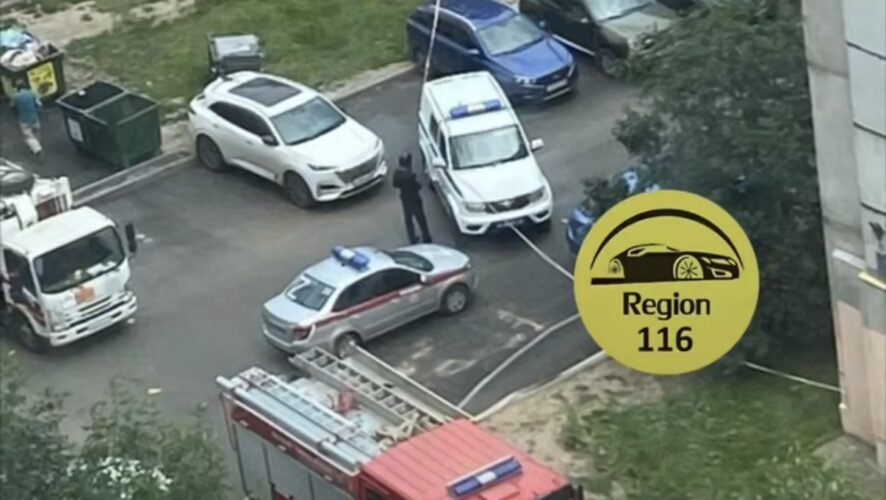 Жителей многоэтажки на Проспекте Победы в Казани эвакуируют из-за найденной гранаты под кроватью в одной из квартир Как пишет KazanFirst, одна из жительниц этого дома обнаружила под своей кроватью боевую гранату Ф1. Также о ней известно, что почти полгода назад у женщины погиб сын в зоне СВО. На месте работают спецслужбы и саперы. Подробности уточняются. Все актуальные новости о происшествиях - Перехват