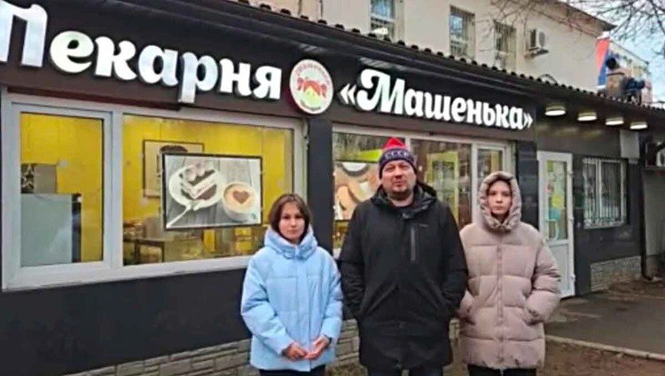 Владелец пекарни Машенька рассказал КП что общение с Путиным дало надежду и пообещал передать ему булочки Денис Максимов из подмосковных Люберец который задал вопрос Путину на Итогах года о налоговых изменениях для малого бизнеса заявил в эфире Радио КП что ответ главы государства дал ему надежду избежать закрытия бизнеса А еще глава государства поинтересовался в честь кого была названа пекарня В честь старшей дочери ответил Денис Максимов Вкусные булочки делаете задал вопрос Путин Надеюсь да отвечал владелец бизнеса После этого президент попросил прислать ему чего нибудь вкусненького а со своей стороны пообещал поработать с правительством по озвученному вопросу Максимов подтвердил КП что передаст президенту булочки собственного производства как и обещал во время прямого эфира Подписаться на truekpru Читать нас в MAX