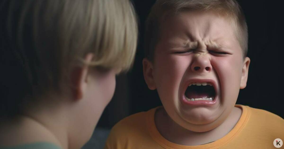 В Эстонии власти будут спасать подростков от суицида с помощью свечи фломастеров и спиннера В Эстонии власти решили спасать подростков от суицида с помощью гармошки грелки и спиннера Об этом пишет Life ru со ссылкой на заявление советника департамента социального страхования Ксении Репсон Дефорж Для помощи в борьбе с суицидальными мыслями был создан специальный набор В образец входят раскраска мандала и другие рабочие листы фломастеры губная гармошка ароматическая свеча спиннер кубик Рубика мяч антистресс жевательные конфеты беруши грелка золотая медаль красный маркер Губная гармошка задумана как здоровая альтернатива вейпу а золотая медаль напоминание что они могут быть чемпионами объяснила Репсон Дефорж Целевая аудитория набора это молодые люди в возрасте от 10 до 19 лет Ключевая задача уменьшить уровень тревоги Предметы внутри стимулируют различные сенсорные каналы что помогает отвлечь подростка в острый период Боксы помощи планируют распространять в общеобразовательных учреждениях центрах молодёжи и здравоохранения где они станут не альтернативой работе специалистов а инструментом для отвлечения в момент кризиса Наполнение для антисуицидальных комплектов психологи департамента создавали опираясь на собственный практический опыт взаимодействия с несовершеннолетними