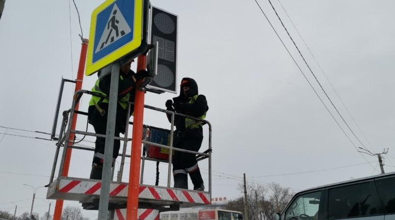 В 2026 году в Барнауле запланировали установку трех новых светофоров В 2026 году в Барнауле планируется установка трех новых светофорных объектов и модернизация еще пяти действующих Об этом сообщил заместитель главы администрации города по дорожному хозяйству и транспорту Андрей Курышин По его словам обновление коснется светофоров на ключевых перекрестках центральной части города на проспектах Ленина Комсомольском Социалистическом и Калинина Работы направлены на повышение пропускной способности и безопасности движения