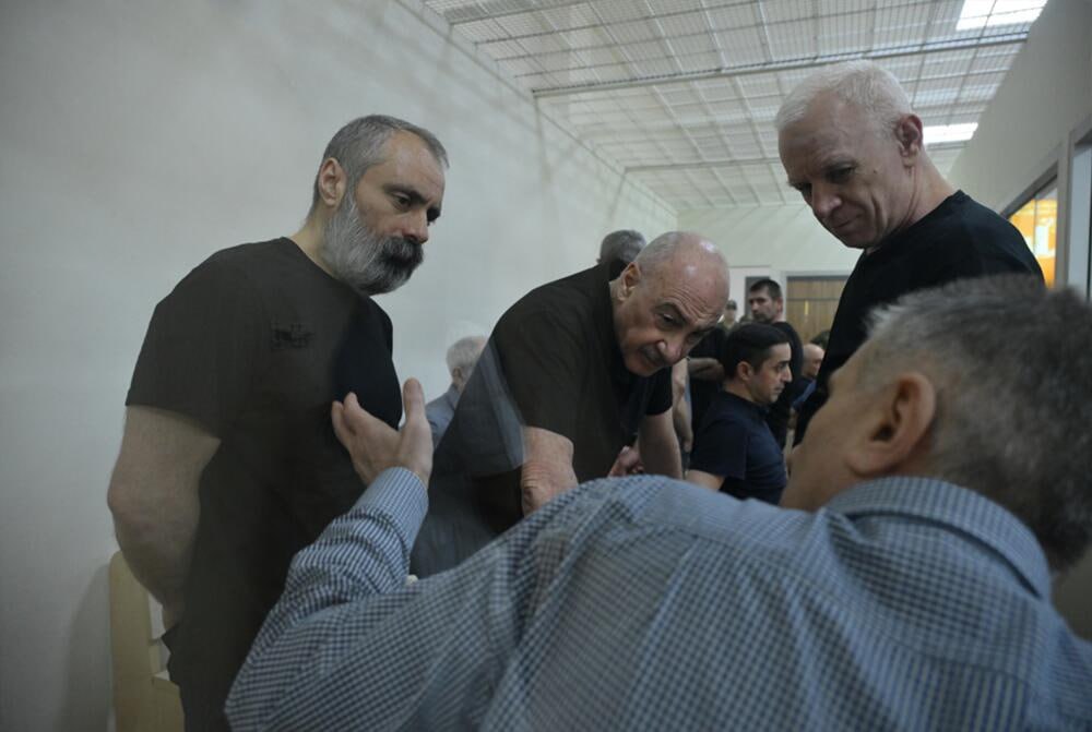 Манукян и Бабаян ходатайствовали в бакинском суде чтобы привлечь к суду Никола Пашиняна и Арарата Мирзояна а также посла ОБСЕ Анджея Каспршика Бывший заместитель командующего карабахской армией Давид Манукян предложил организовать это по видеосвязи Со своей стороны экс глава МИД НКР Давид Бабаян пояснил что они с Манукяном знакомы с указанными лицами и были с ними в прямом контакте что делает их важными свидетелями по делу Экс спикер парламента Давид Ишханян просил суд вызвать в качестве свидетелей шестерых генералов российских миротворцев Мурадова Косабокова Анашкина Волкова Ленцова и Кулакова SputnikARM