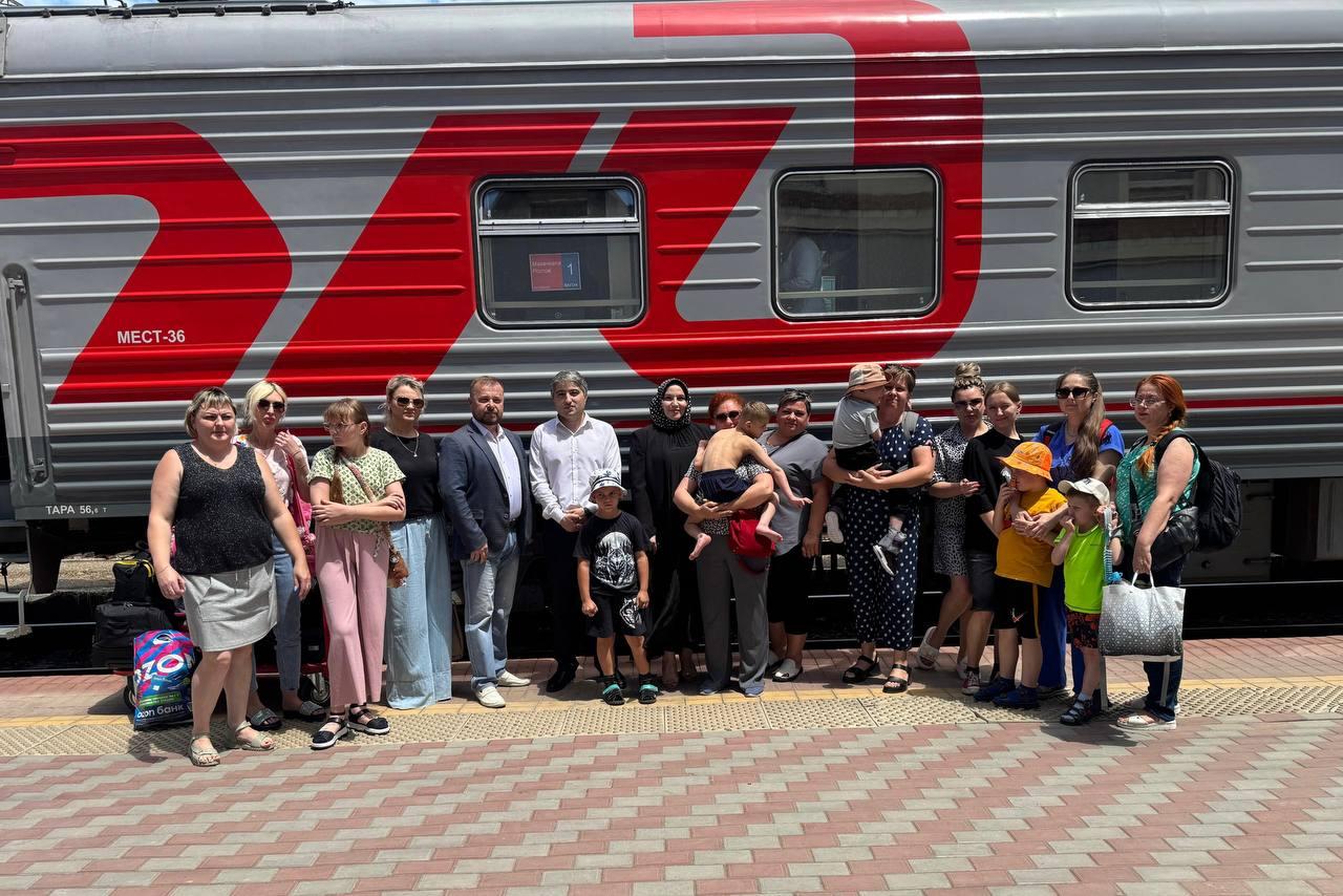 Минтруд ДНР, в сотрудничестве с благотворительным фондом, продолжает внедрение программ по выездной реабилитации детей с инвалидностью и ограниченными возможностями здоровья. В настоящий момент десять детей из Донецкой Народной Республики, сопровождаемые родителями, проходят курс оздоровления в республике Дагестан. Они прибыли из различных городов, включая Донецк, Мариуполь, Зугрэс, Снежное и Енакиево. За последние три года реабилитационные центры оказали помощь более чем 200 детям из новых регионов. Многие из них показывают значительные улучшения, благодаря чему родители принимают решение вернуться на курсы повторно. Дети с ограниченными возможностями здоровья получают массаж, физиопроцедуры и лечение с использованием специализированного оборудования. Положительные результаты лечения вдохновляют родителей вновь обращаться за помощью, что свидетельствует о высокоэффективной работе специалистов. Такого рода проекты помогают создать уверенность в будущем для детей и их семей, открывая новые перспективы и возможности. Источник: