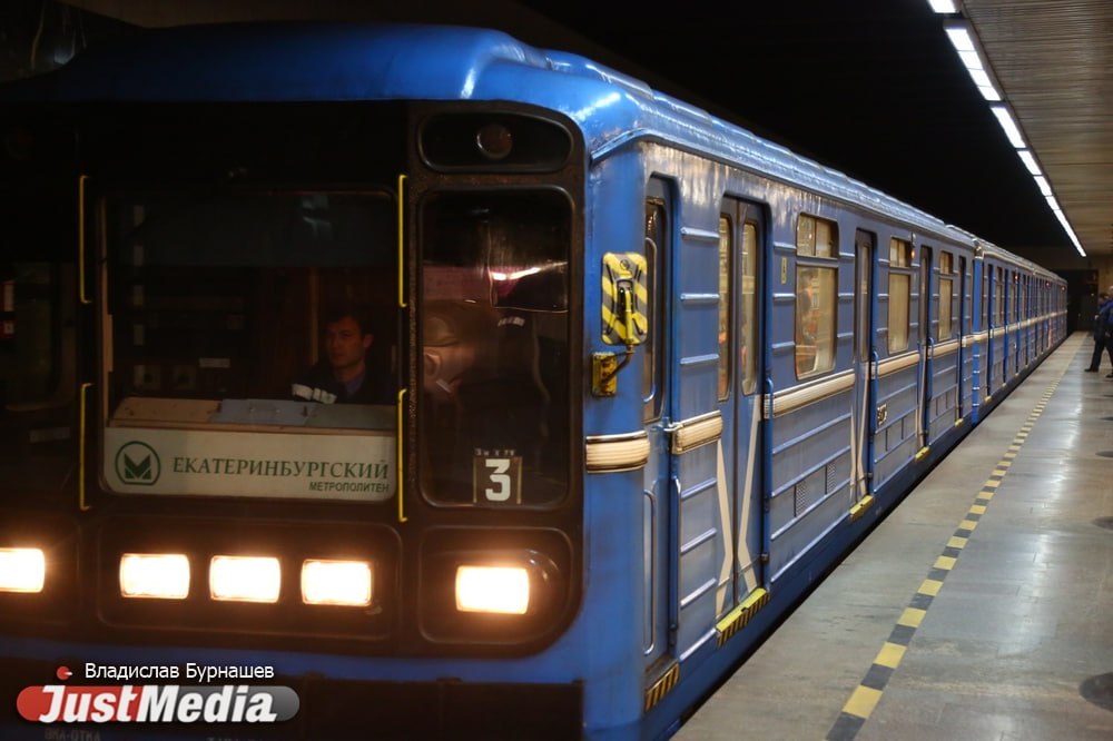 Проезд в екатеринбургском метрополитене в 2025 году может подорожать до 40 рублей.   Себестоимость проезда одного пассажира в подземке превысит эту сумму, заявил в программе «Акцент» на ОТВ директор метрополитена Андрей Панаиотиди. По словам топ-менеджера, повышение стоимости проезда – это неизбежная реальность.  «Себестоимость перевозки в этом году уйдет за 40 рублей. При этом средняя стоимость поездки - 31 рубль. Дельта эта существует. Пока таких решений не принято. Я понимаю, что, наверное, это процесс неотвратимый в будущем», - заявил Андрей Панаиотиди.   На вопрос ведущего о том, хватает ли метрополитену денег с проездов и инвестиций, директор МУПа ответил отрицательно и заявил, что сейчас метро вынуждено отказываться от каких-то работ.   «Определенные работы, которые мы должны делать, откладываем на более позднее время. Это работы, не связанные с безопасностью движения и пассажиров. Как правило, это работы по ремонту инфраструктуры, замены кабельных линий, трубопроводов», - рассказал Панаиотиди.