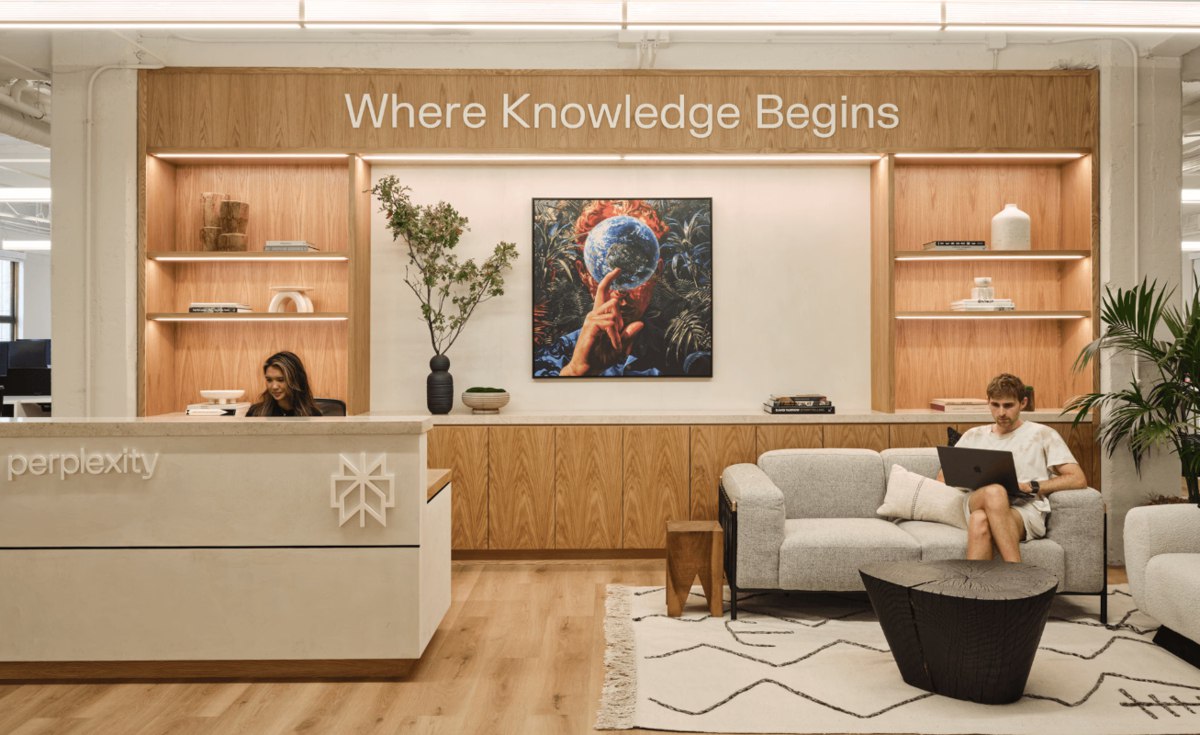 The New York Times подала в суд на Perplexity Газета обвиняет ИИ поисковик в использовании её материалов без разрешения иногда он якобы копирует целые статьи Кроме того компания обвинила сервис в нанесении ущерба бренду тот выдумывает информацию и ложно приписывает её NYT vc ru ai 2634787