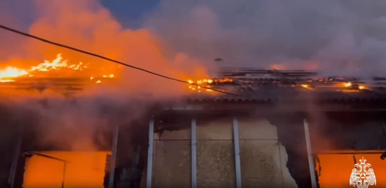 В Улан-Удэ на пожаре пострадала женщина и двое ее сыновей  Сегодня утром, 3 января, загорелся частный жилой дом в Октябрьском районе СНТ «Пищевик». На момент прибытия первого подразделения дом был охвачен огнем изнутри, пожар распространился на кровлю строения.  - До прибытия пожарных к месту вызова женщина 1989 года рождения и двое детей 2012 и 2022 годов рождения самостоятельно эвакуировались. Мать получила термические ожоги конечностей, а у сыновья наблюдаются признаки отравления продуктами горения легкой степени. Всех троих доставили в медучреждения, - сообщает пресс-служба ГУ МЧС по РБ. #Бурятия  Подробнее в "Номер один"        Сообщить нам свою новость можно по кнопке:         Письмо в редакцию