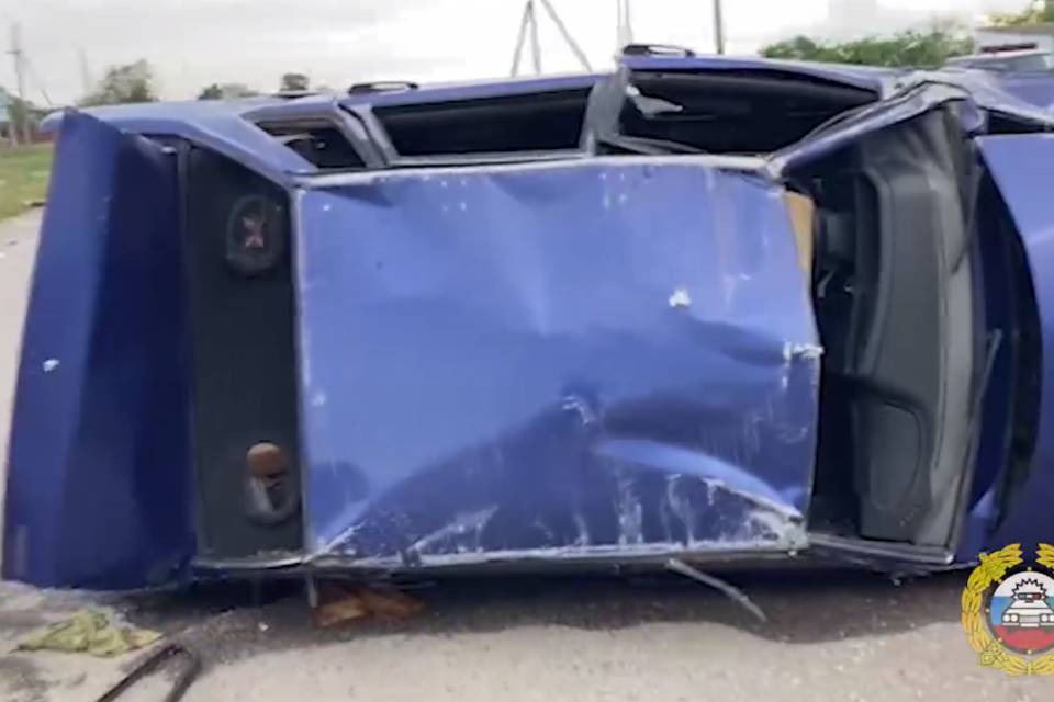 Волгоградец погиб в опрокинутой машине Авария произошло в волгоградском хуторе. 12 мая в Урюпинском районе Волгоградской области произошло ДТП. Авария случилась вечером, около 17:00, напротив дома №5 по улице Шефской в хуторе Н. Цепляевского. Установлено, что водитель машины ВАЗ-21099 не справился с управлением. Автомобиль опрокинулся прямо на проезжей части. Последствия аварии были фатальными: водитель скончался на месте происшествия. Полученные им травмы оказались не совместимы с жизнью. - В результате ДТП водитель автомобиля от полученных травм скончался на месте, - сообщили в ГУ МВД России по Волгоградской области.