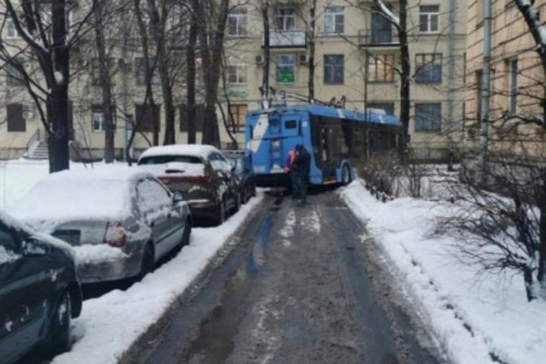 Большой троллейбус заблудился в маленьком дворе Стахановской улицы  Вечером пятницы жители Красногвардейского были удивлены, обнаружив блуждающий во дворе троллейбус. Общественный транспорт следовал на стоянку уже без пассажиров. Чтобы объехать место ремонта на улице Стахановцев, водитель завернул во дворы, объяснили в «Горэлектротрансе».  Дикая природа электрического транспорта удивляет.   : ДТП и ЧП   Санкт-Петербург   Питер Онлайн   СПб   : СПб