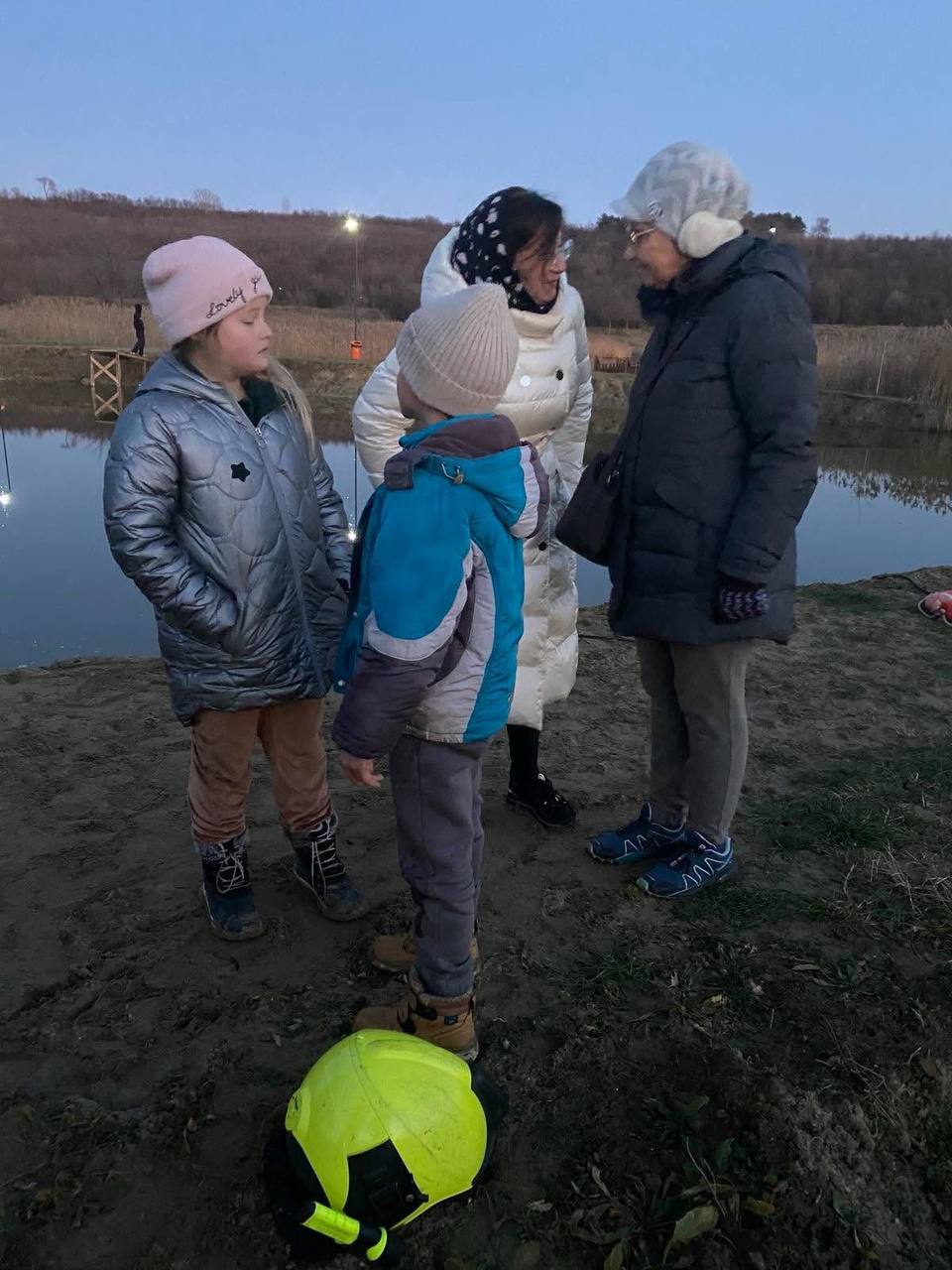 Спасатели из Унген спасли застрявшего на плоту 7 летнего мальчика  Инцидент произошел 11 января около 16:50. Ребенок находился на деревянном плоту посреди водоема, прохожие заметили ребенка и вызвали спасательные службы.