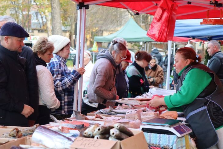 Россельхознадзор выявил нарушения на ярмарках выходного дня в Крыму На ярмарках выходного дня в Крыму обнаружили продукцию животного происхождения без маркировки и обязательных ветеринарных документов Об этом сообщили в Азово Черноморском межрегиональном управлении Россельхознадзора Инспекторы провели выездные обследования с 1 по 4 ноября в Нижнегорском Феодосии и Симферополе Проверено 10 торговых точек в 8 из них найдены нарушения В Феодосии предприниматели продавали солёную хамсу сельдь варёную колбасу и сосиски без ветеринарных сопроводительных документов В Симферополе на ярмарке МУП Метроград установили факт реализации мяса без маркировки и сроков годности продавались гуси перепёлки кролики и другие продукты Аналогичные нарушения выявлены при продаже колбас сосисок Подробнее