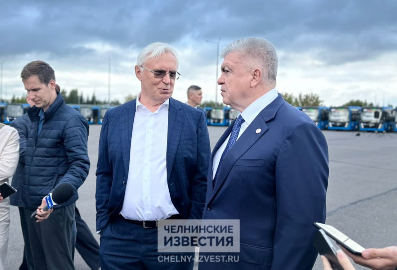 При нашей жизни Магдеев сказал когда в Челнах появятся электробусы Сегодня мэр Набережных Челнов Наиль Магдеев принимает участие в торжественной церемонии передачи дизельных автобусов НЕФАЗ городскому предприятию Горкоммунхоз Перед мероприятием градоначальника спросили о том когда в городе появятся электробусы и водоробусы При нашей жизни увидим с улыбкой ответил мэр Сначала будем эксплуатировать дизельные автобусы Эту задачу нужно выполнить отработать маршруты Но придет то время когда у нас появятся финансовые ресурсы на приобретение и водоробусов и электробусов Цена достаточно большая по сравнению с традиционными В дороже дизельных Да электробусы лучше для промышленного города с большой экологической нагрузкой Но если сломался автобус то другие будут ходить А если сломался электробус считай сломалось два автобуса Подробнее