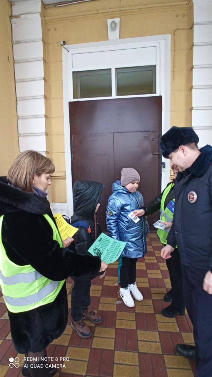 В преддверии новогодних каникул активисты родительского патруля Ряжской средней школы № 1 совместно с Госавтоинспекцией Ряжского района провели профилактическую акцию «В Новый год по ПРАВИЛАМ»  .   Главной целью мероприятия было напомнить участникам дорожного движения о важности соблюдения правил безопасности, особенно в зимний период, когда увеличивается риск ДТП  .  Взрослым напомнили о необходимости внимательно следить за детьми, не оставлять их без присмотра во время прогулок и обязательно использовать световозвращающие элементы  . Также рекомендовали выбирать безопасные места для зимнего досуга  . Детям же объяснили, что катание на санках, тюбингах и других зимних развлечениях должно происходить только в специально отведённых местах, чтобы избежать выезда на проезжую часть  .  Все участники акции получили памятки с основными правилами дорожной безопасности и праздничные открытки с пожеланиями  . В ответ они выражали благодарность организаторам   и отметили важность таких напоминаний в преддверии праздников.  «С наступающим Новым годом! Пусть праздники будут безопасными и принесут радость!   Помните, что соблюдение Правил дорожного движения – залог безопасности. Личный пример каждого из нас помогает избежать трагедий на дорогах  », — напомнили организаторы.