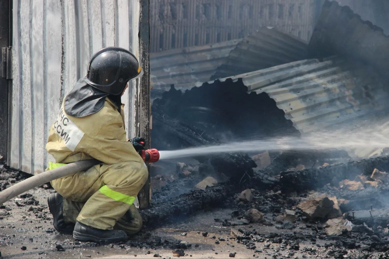 В Приморье пожарные спасли 3 человек на пожаре в многоэтажке    Вчера в 21.02 час на улице Балабина в Арсеньеве произошло возгорание в многоквартирном доме. Уже через 8 минут на месте работали огнеборцы.     На момент прибытия пожарных с балкона на четвёртом этаже шёл дым, в квартире горели личные вещи. На 4 и 5 этажах в подъезде наблюдалось задымление.  Пожарные МЧС России вывели из горящей квартиры 62-летнего мужчину при помощи спасустройства. Вместе с тем, дым из горящей квартиры начал проникать по вентиляции в квартиру, расположенную этажом выше, с балкона которой при помощи автолестницы были спасены мужчина и женщина.  В результате пожара квартира на 4 этаже повреждена огнем на площади около 8 квадратных метров.   Погибших и пострадавших нет. Причина пожара и ущерб устанавливаются.