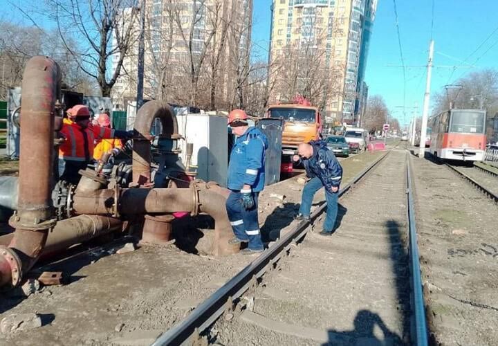 Движение трамваев на Московской в Краснодаре восстановлено после очередного провала грунта  В краевом центре на улице Московской сегодня утром восстановили движение трамваев по пяти маршрутам.  -  Движение трамваев по ул. Московской восстановлено, вагоны маршрутов N 5, 8, 15, 21, 22 возобновили перевозку пассажиров по обычному графику. Временный автобусный маршрут номер 0 прекратил свою работу,- сообщает МУП КТТУ   Подписаться