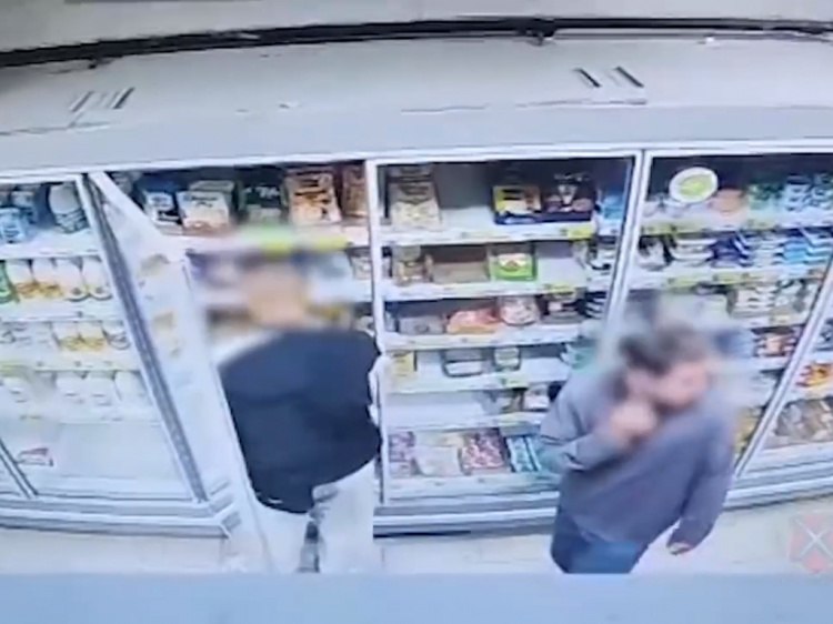 Светит до 5 лет в Волжском задержали серийных магазинных воров В полицию Волжского обратился представитель сетевого магазина с заявлением о краже товаров из торгового зала На камеру попали двое молодых людей Как сообщили Волжский ру в пресс службе ГУ МВД по региону в резуль тате оперативных мероприятий были установлены и задержаны двое 18 летних волжан Один из парней ранее был судим за аналогичное преступление Молодые люди сознались в содеянном В отношении них возбуждено уголовное дело по ч 2 ст 158 УК РФ кража совершенная группой лиц по предварительному сговору За содеянное им грозит до 5 лет заключения Следствие ходатайствует об аресте ранее судимого фигуранта Второго отпустили под подписку о невыезде Подробнее на Волжский ру   www volzsky ru index php wx 16 wx2 81727 ВолжскийРу волжский vlz